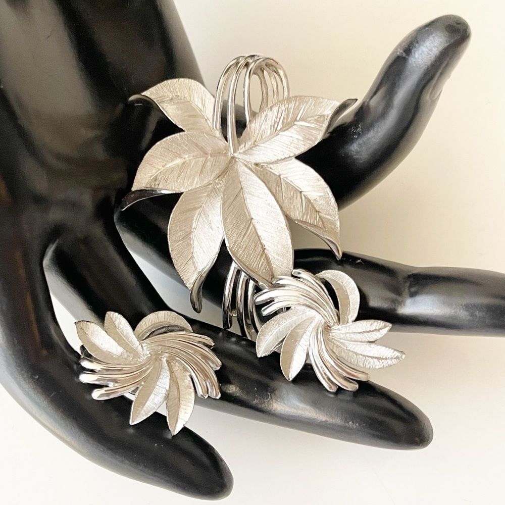 TRIFARI Vintage Silver Tone Leaf Brooch & Clip On Earrings Demi Parure Set